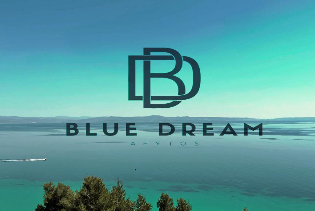 阿菲托斯Blue Dream Afytos的湖上的一个蓝色梦幻标志