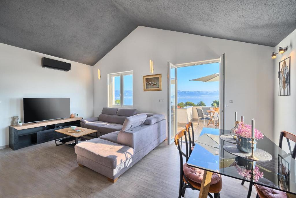 斯拉汀Aquamarin - Premium Seaview Apartment的客厅配有沙发和桌子