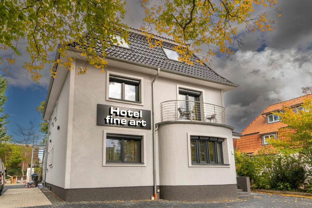 维梅河畔罗滕堡Hotel fine art的一座建筑,上面有读酒店三部艺术的标志