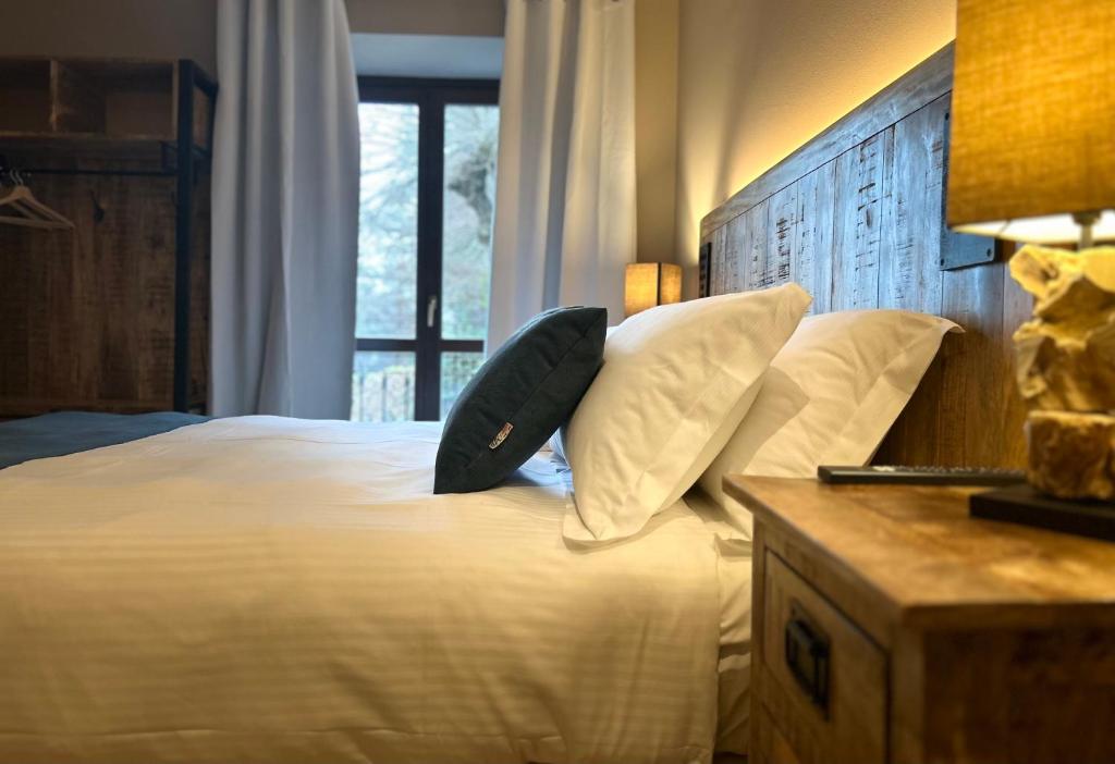 布鲁纳特Hotel Paradiso Como的一间卧室配有一张带枕头的床