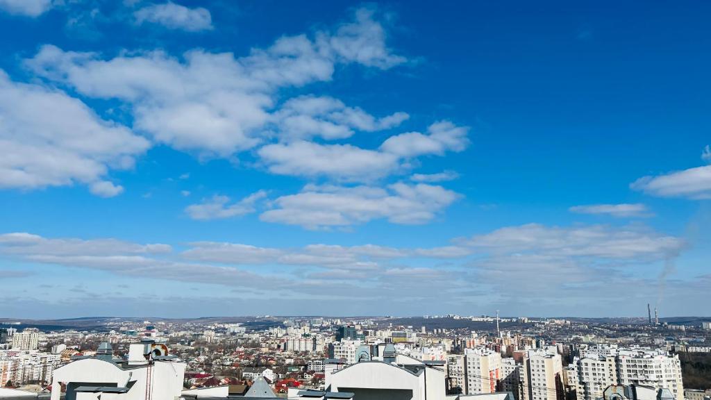 基希讷乌Comfortable apartment with a panoramic view的蓝色天空下城市的景观