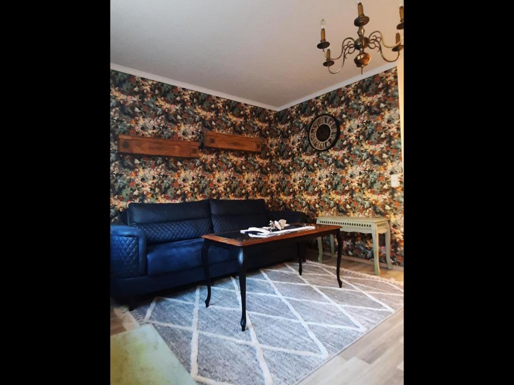 吕本瑙Zur alten Gurkeneinlegerei的客厅配有蓝色的沙发和桌子