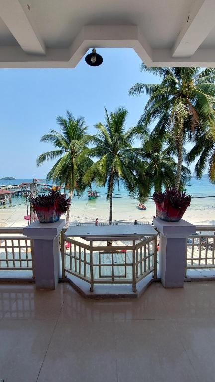 瓜隆岛ISLANDS BOUTIQUE Koh Rong的棕榈树度假村享有海滩美景
