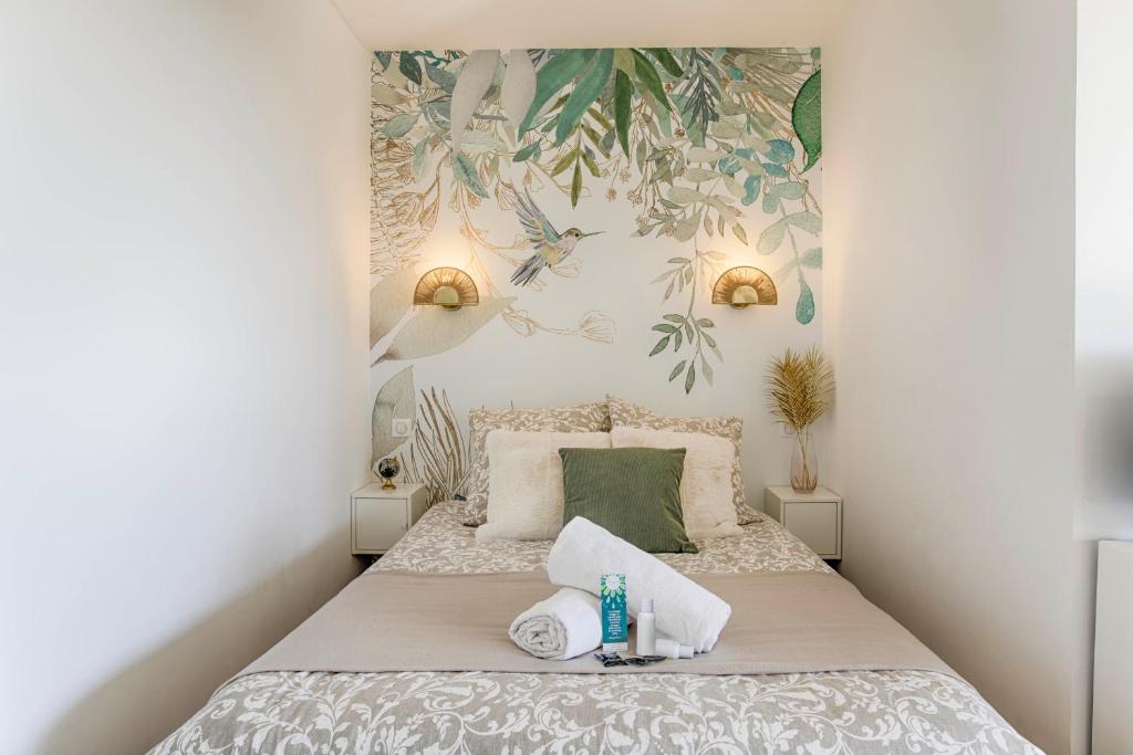 卡布尔Appartement cosy avec vue imprenable sur Cabourg - accès direct plage - proche centre ville的一间小卧室,配有带毛巾的床