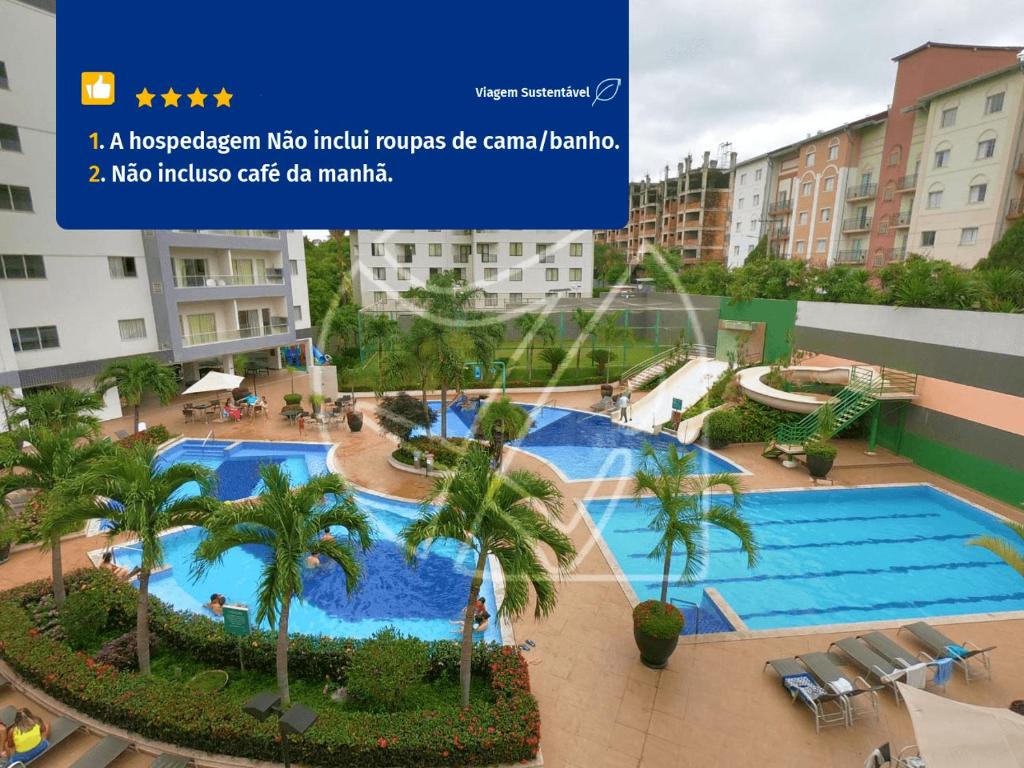 热河市Veredas do Rio Quente Family的一座拥有游泳池和棕榈树的酒店