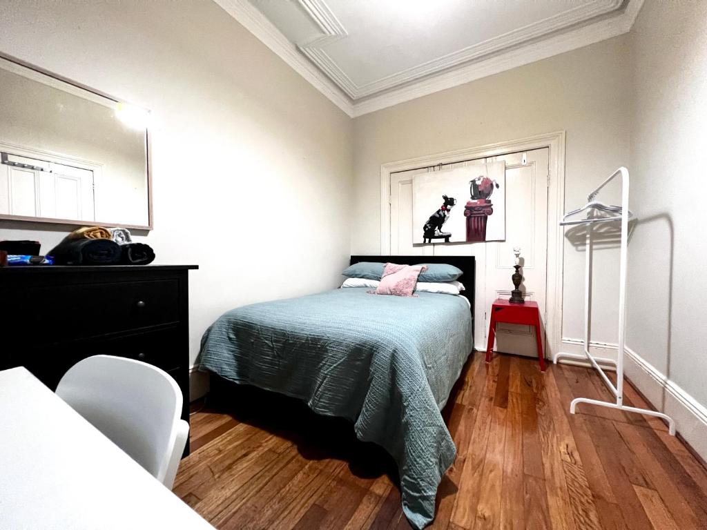 悉尼Peaceful Haven的一间卧室配有一张床和一个梳妆台