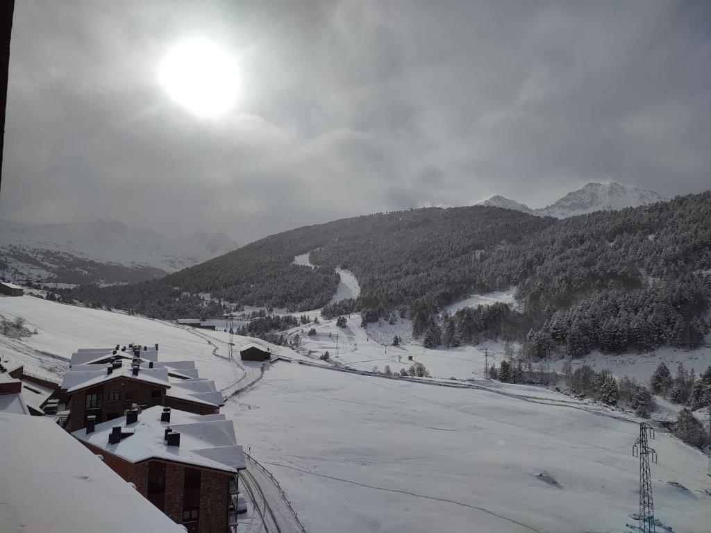 博尔德斯·代瓦里拉AC Apartaments Bordes的享有雪覆盖的山峰和滑雪场的景色