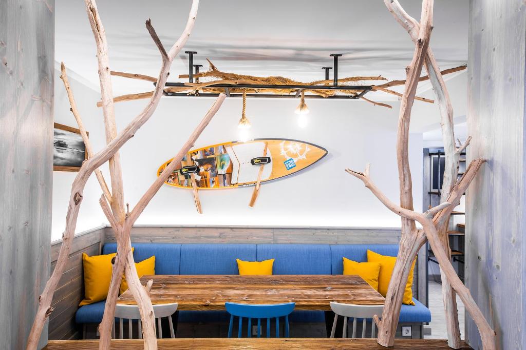 圣彼得奥尔丁Bude54的用餐室设有木桌和壁挂式冲浪板
