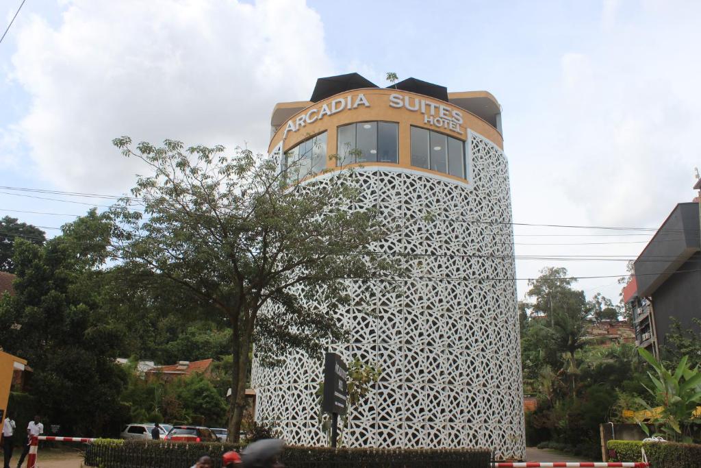 坎帕拉Arcadia Suites - Kampala的上面有标志的建筑