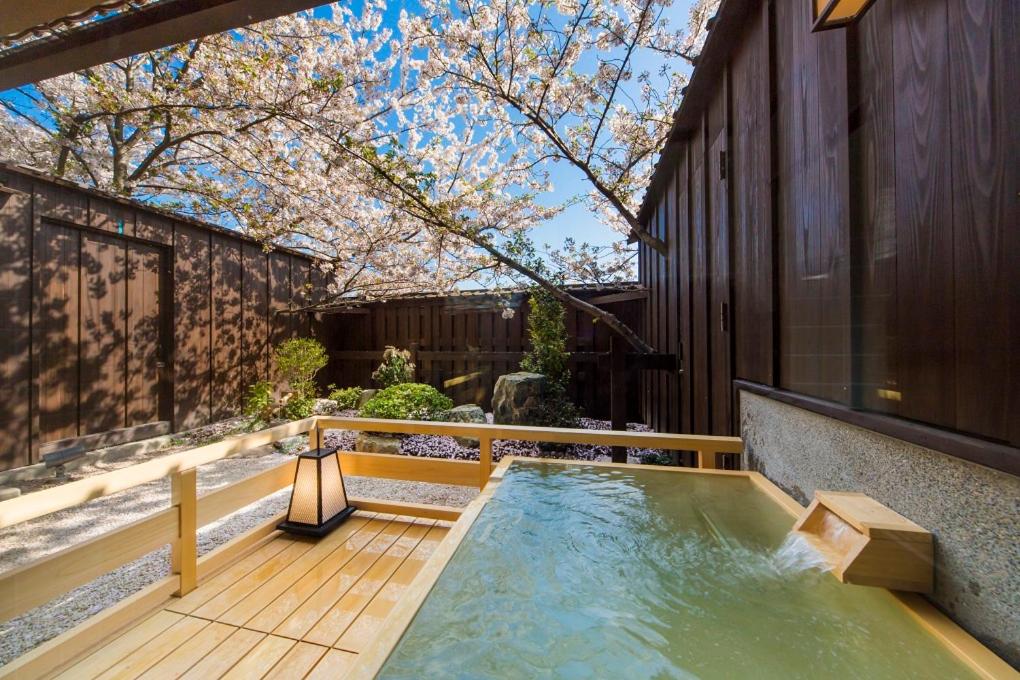 出云市Inishie no Yado Keiun的房屋甲板上的热水浴池