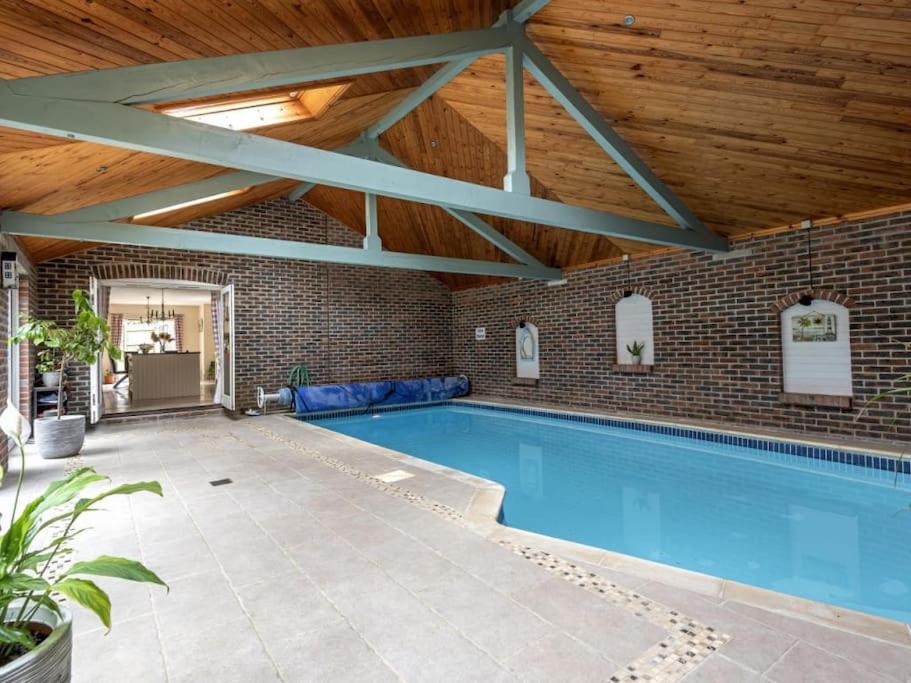 韦茅斯Large coastal cottage, private indoor pool, hut tub, sauna and steam pod的一座带木制天花板的室内游泳池