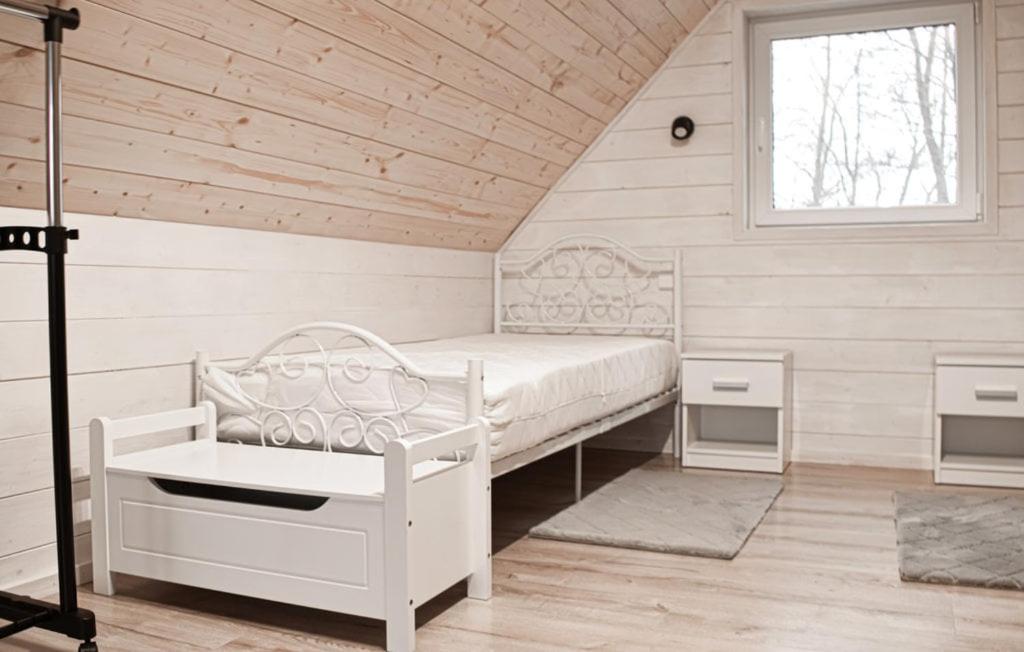 WilczeDębówka的卧室配有白色的床和窗户。
