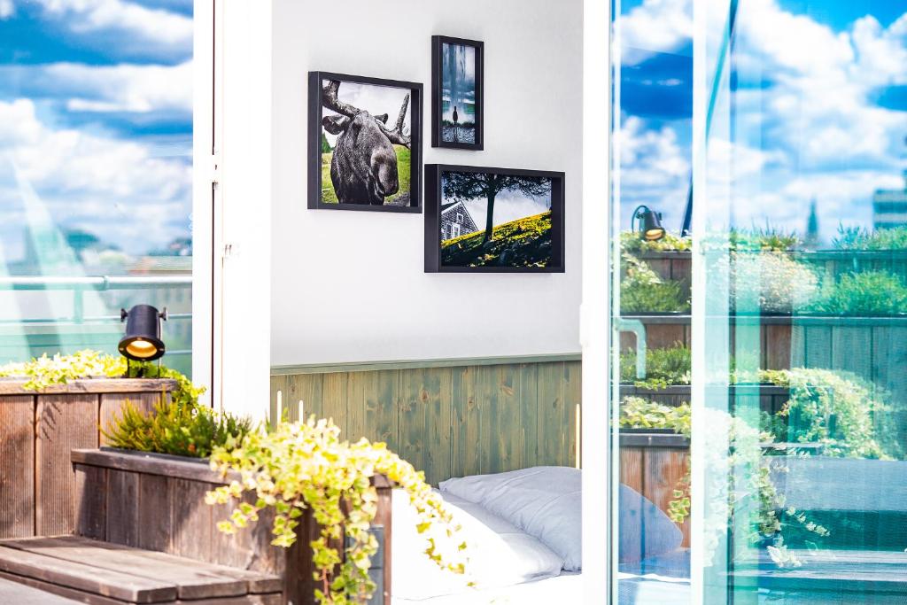 柏林柏林峡湾酒店的客房设有带滑动玻璃门的阳台。
