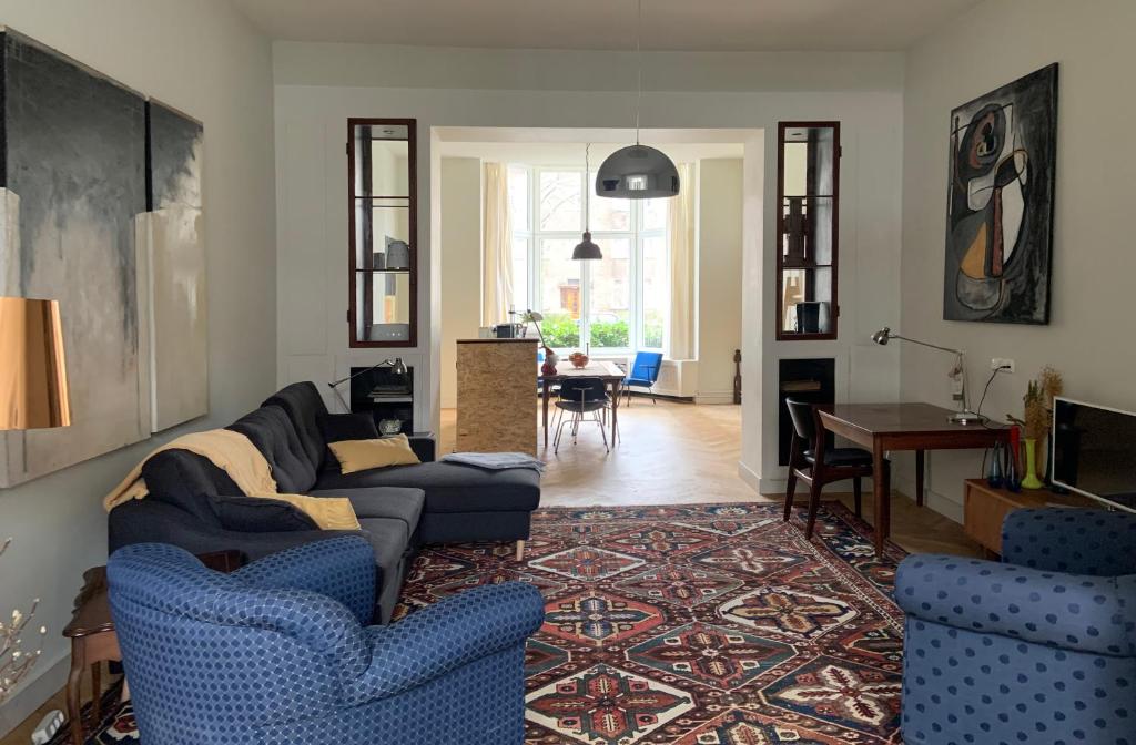 马斯特里赫特HS68-apartment的客厅配有蓝色的沙发和蓝色的椅子