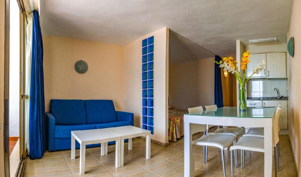 阿尔考斯布里Apartamentos Complejo Eurhostal的客厅配有蓝色的沙发和桌子
