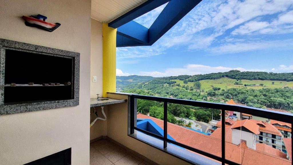 皮拉图巴Mirante das Aguas de Piratuba的客房设有带美景大窗户的阳台。