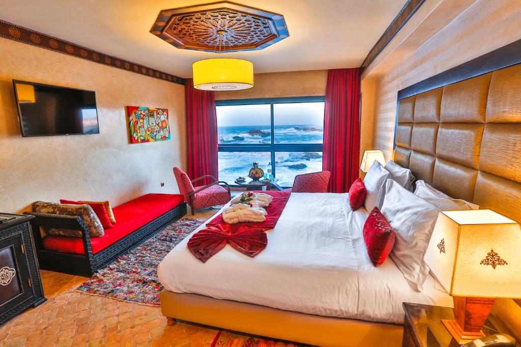 索维拉米莫纳摩洛哥传统庭院住宅的酒店客房设有床和窗户。