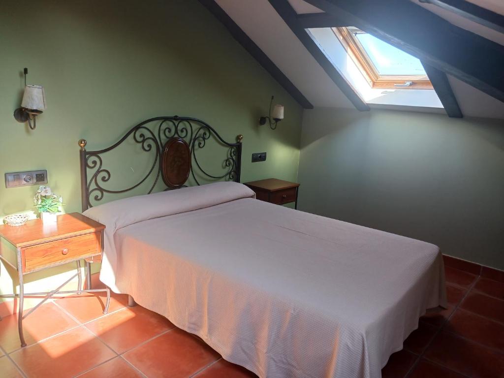 Nava del ReyHotel Restaurante Doña Elvira的卧室配有白色的床和窗户。