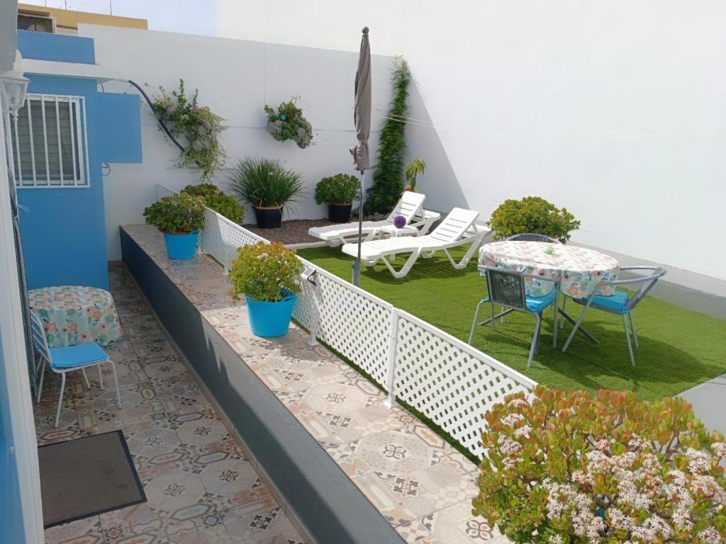 洛斯·亚诺斯·德·阿里丹Casa Fortu La Palma的阳台配有桌椅和植物