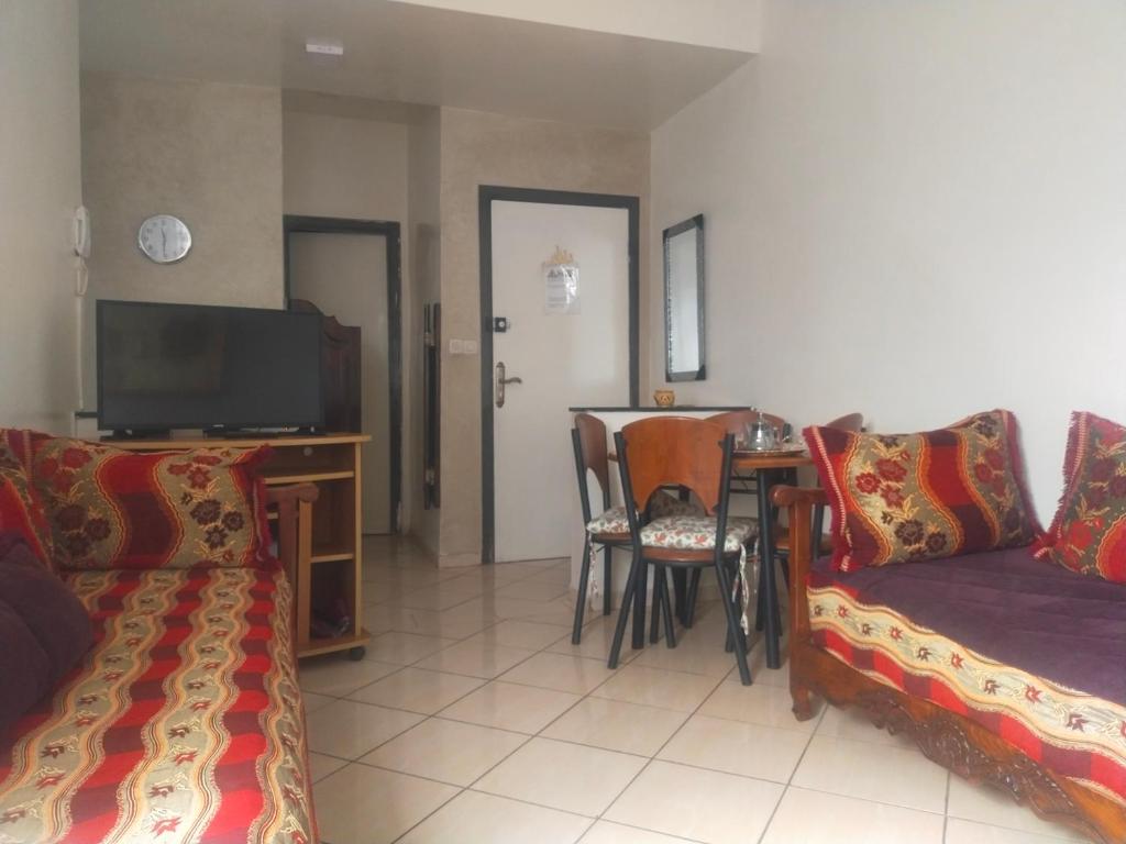 阿加迪尔Entire Apartment的客厅配有沙发和桌子