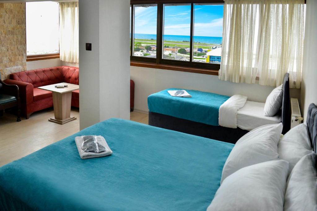 特拉布宗Elite Holiday Hotel的酒店客房,设有两张床和一张沙发