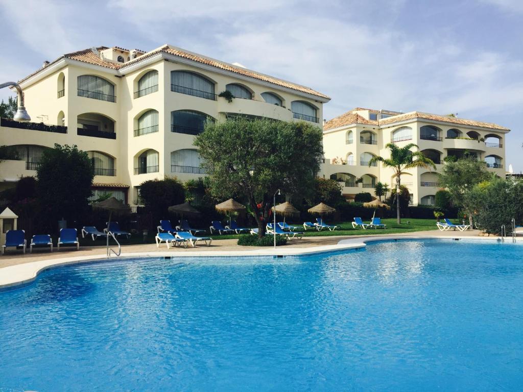 马贝拉Vista Hermosa Marbella的酒店前方的大型游泳池