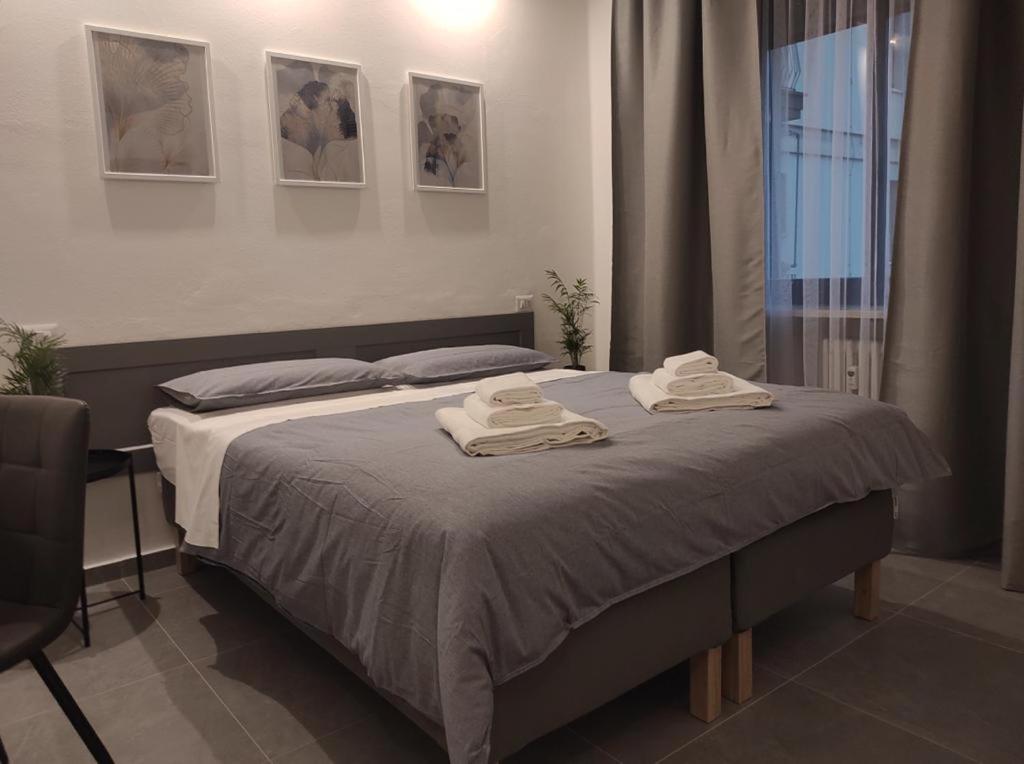 帕尔马Residenza Via Verdi的一间卧室配有一张床,上面有两条毛巾