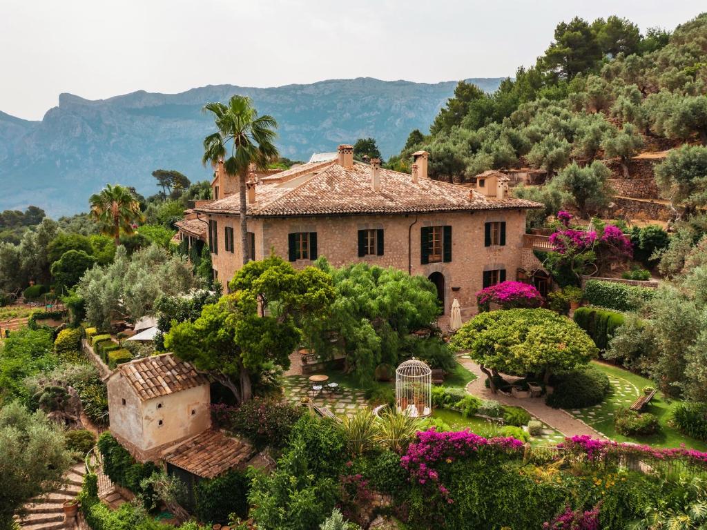 索列尔Ca's Xorc Luxury Retreat - ADULTS ONLY的花园中一座古宅,种满了花草树木