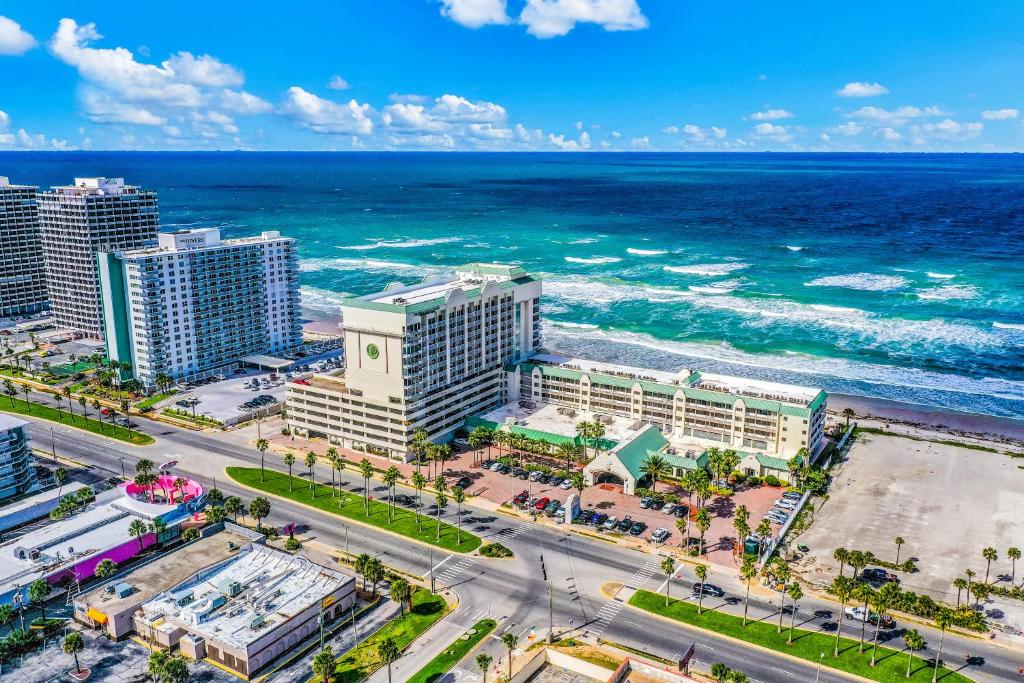代托纳海滩Daytona Beach Resort的享有海滩和建筑的空中景致