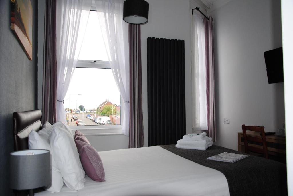大雅茅斯汤顿之家酒店的酒店客房设有床和窗户。