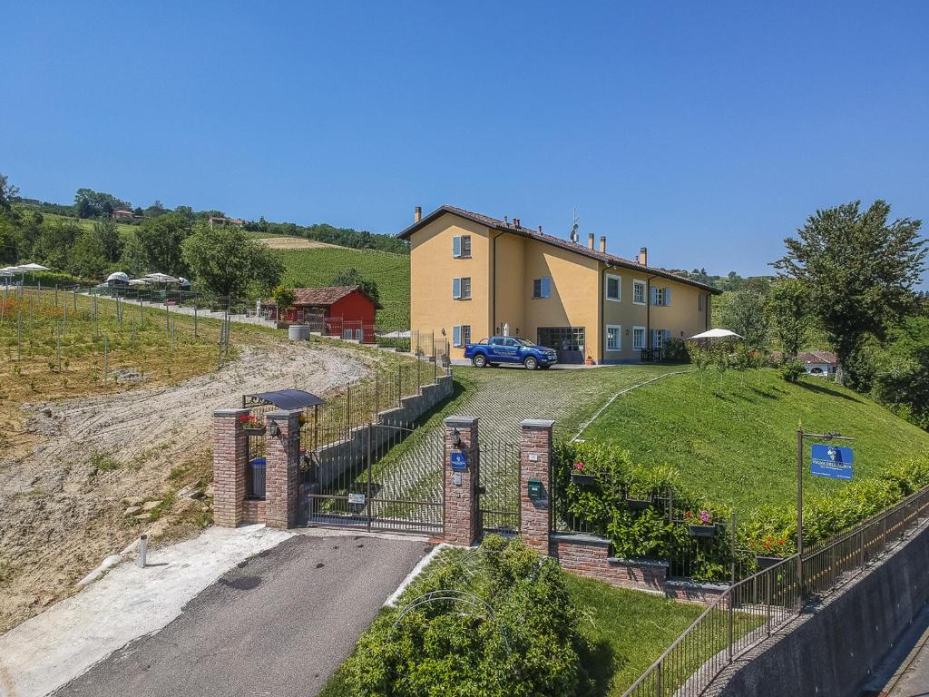 圣斯泰法诺贝尔博Vigna Dell'Acqua的山丘上的房子,有栅栏和车道