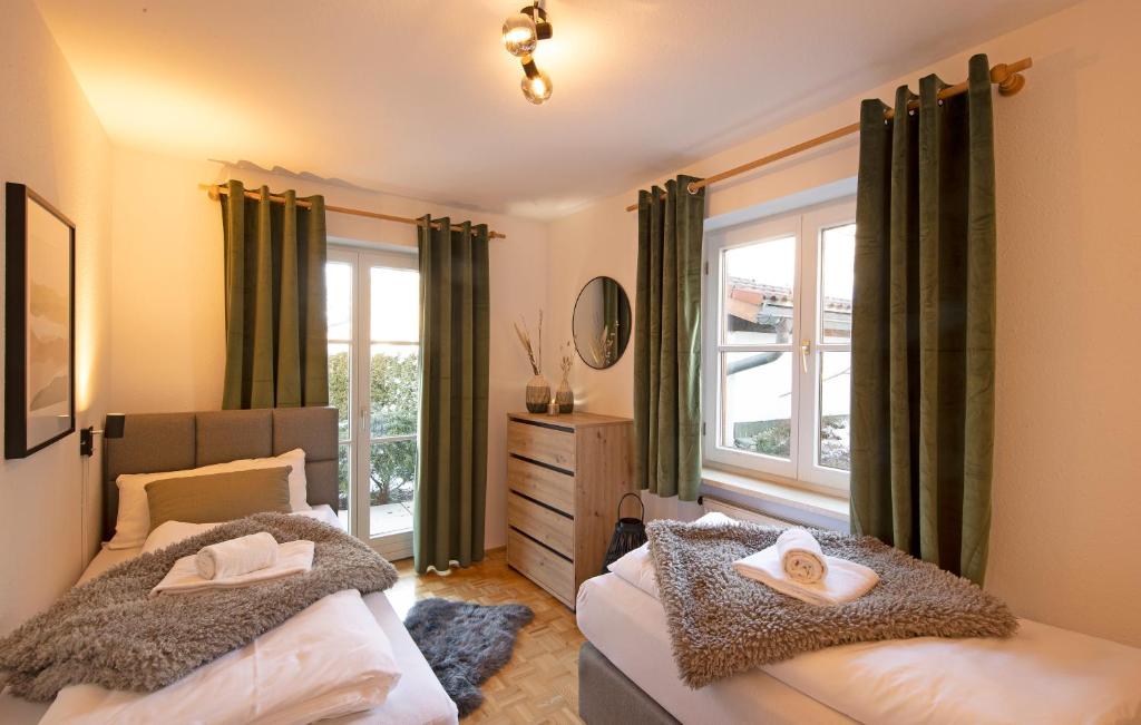 奥伯斯特多夫'Chalet-Style' ruhige & zentrale 3-Raum-Suite direkt am Kurpark的一间卧室设有两张床和窗户。