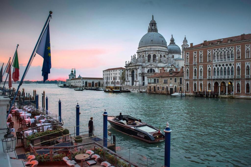 威尼斯The Gritti Palace, a Luxury Collection Hotel, Venice的建筑物前的水中船只