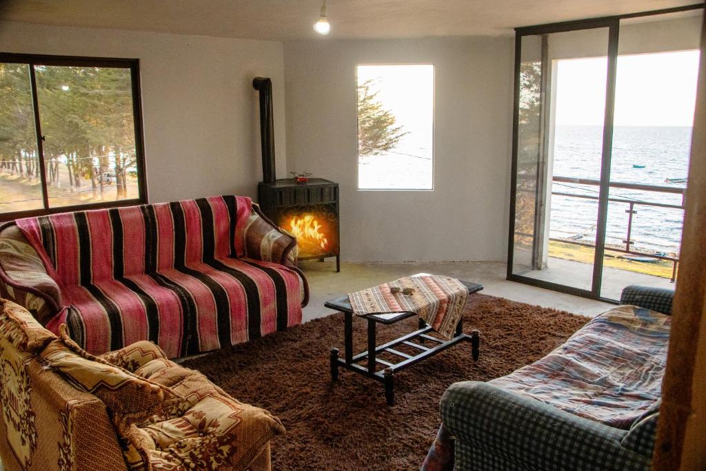 科帕卡巴纳cabañas samawi的带沙发和壁炉的客厅