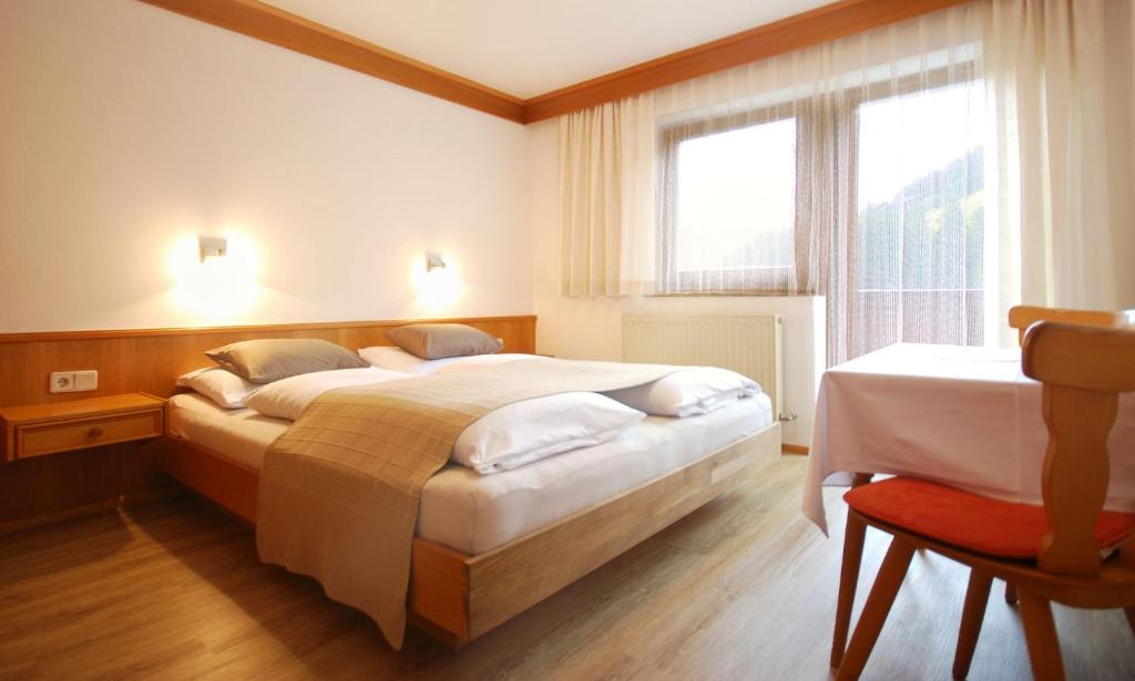 萨尔巴赫Appartementhaus Daniel的酒店客房,配有两张床和椅子