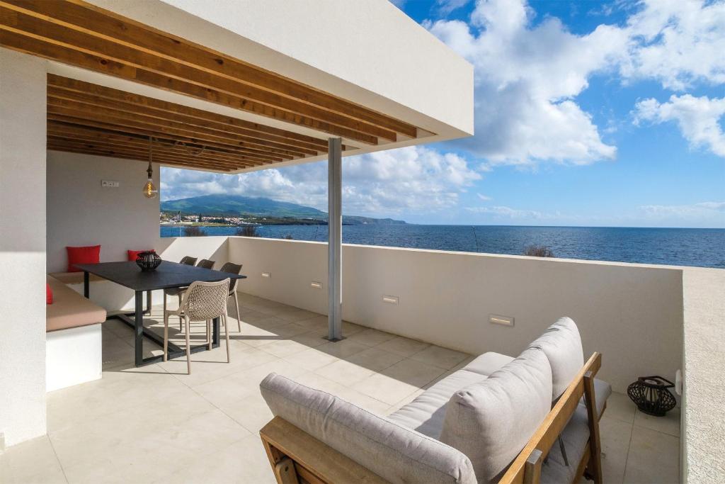圣罗克Casa dos Pedros (Beach House)的阳台享有海景。