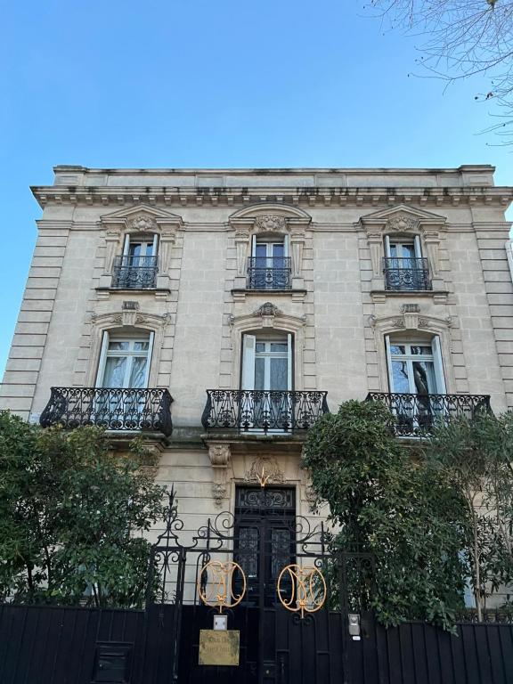 阿尔勒Maison Douce Arles的前面有黑色大门的建筑