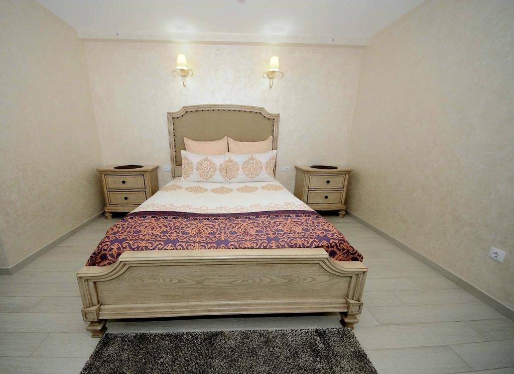 加拉茨Apartament Panoramic的一间卧室配有一张带2个床头柜的大床