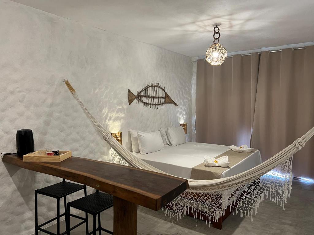 伊卡莱Casa di Maria flats的卧室配有吊床和桌子
