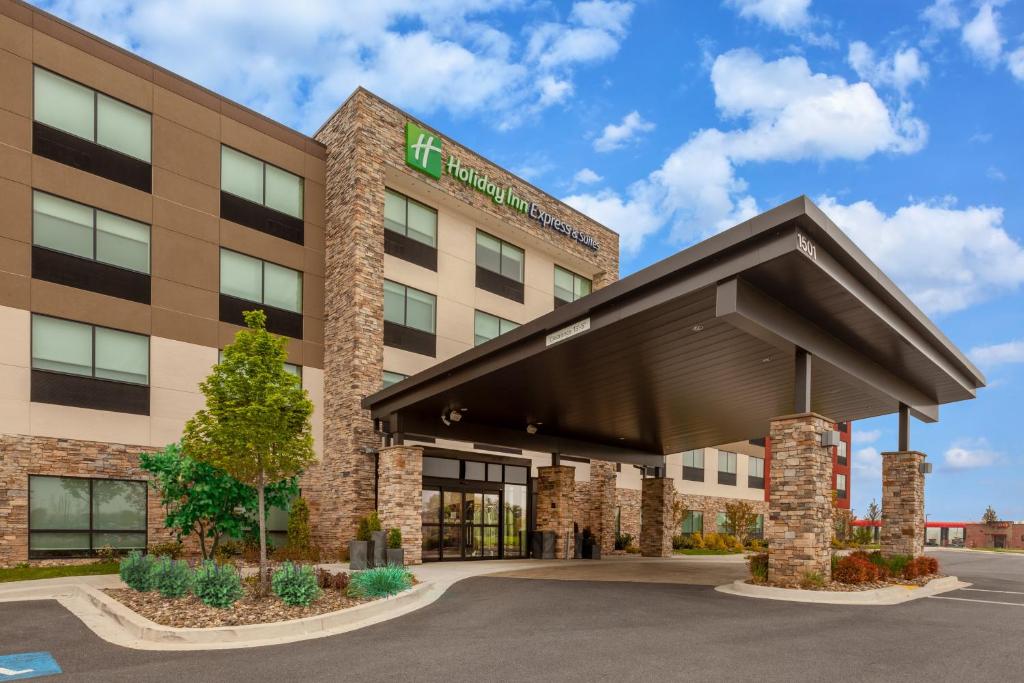 BrunswickHoliday Inn Express & Suites Brunswick-Harpers Ferry Area, an IHG Hotel的酒店前方的 ⁇ 染