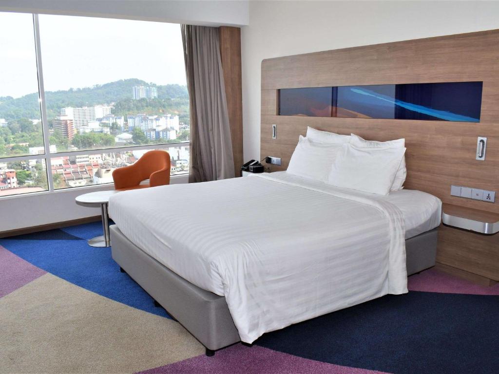 太平太平诺富特酒店的一间酒店客房,设有一张大床和一个大窗户