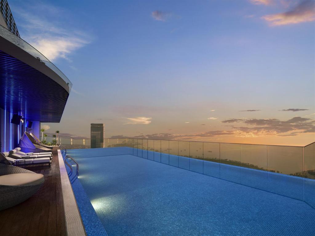 下龙湾The Watson Premium HaLong Hotel的建筑物屋顶上的游泳池
