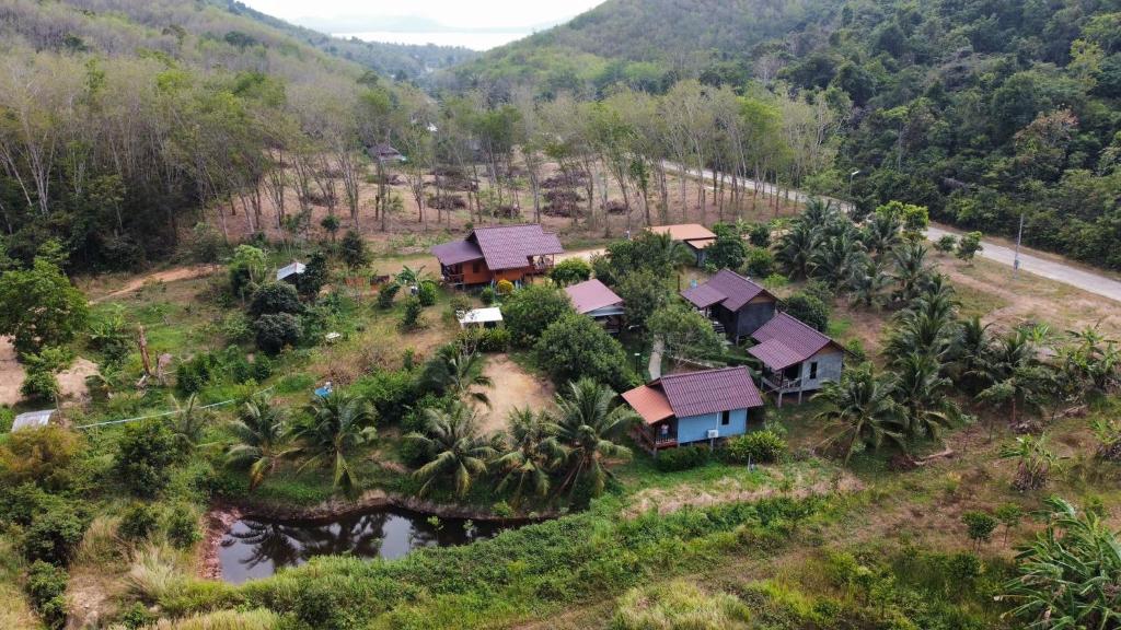 瑶亚岛Green Mountain Resort Koh Yao的山丘上村庄的空中景观