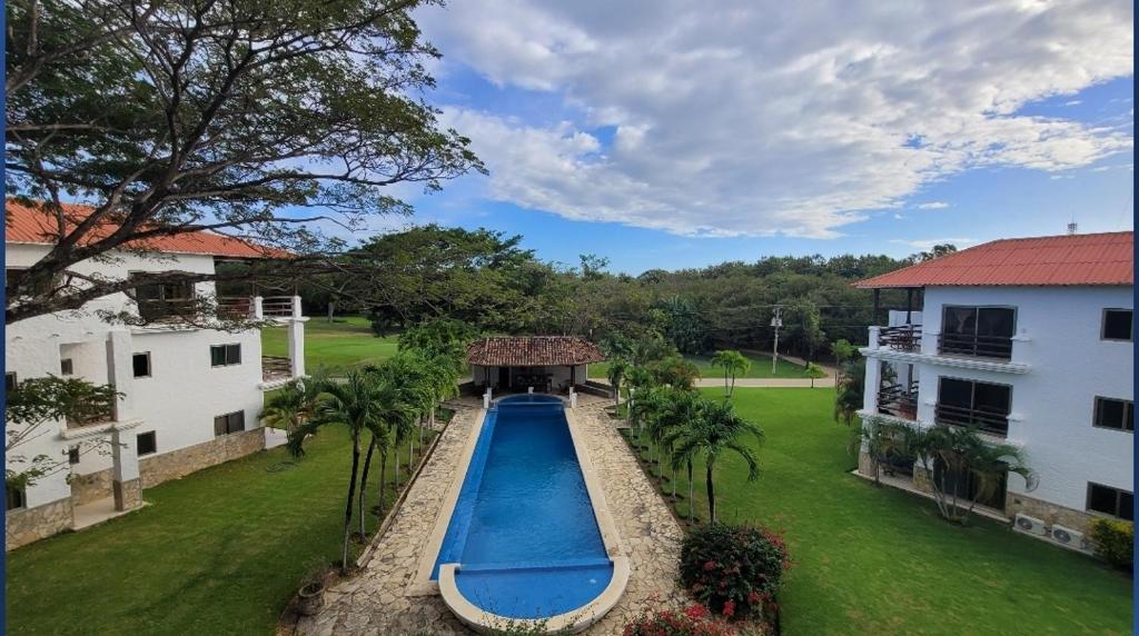 托拉Condo Golf B3 F3 Hacienda Iguana的享有庭院内游泳池的空中景致