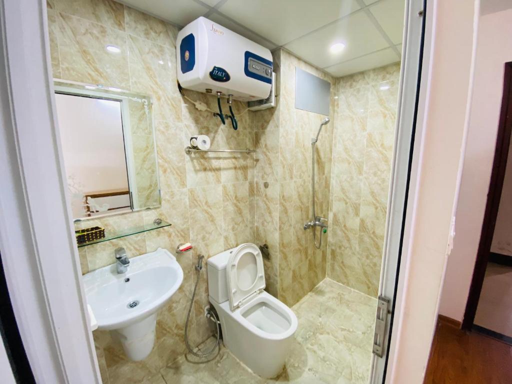 下龙湾Sky Halong Apartment的一间带水槽、卫生间和淋浴的浴室