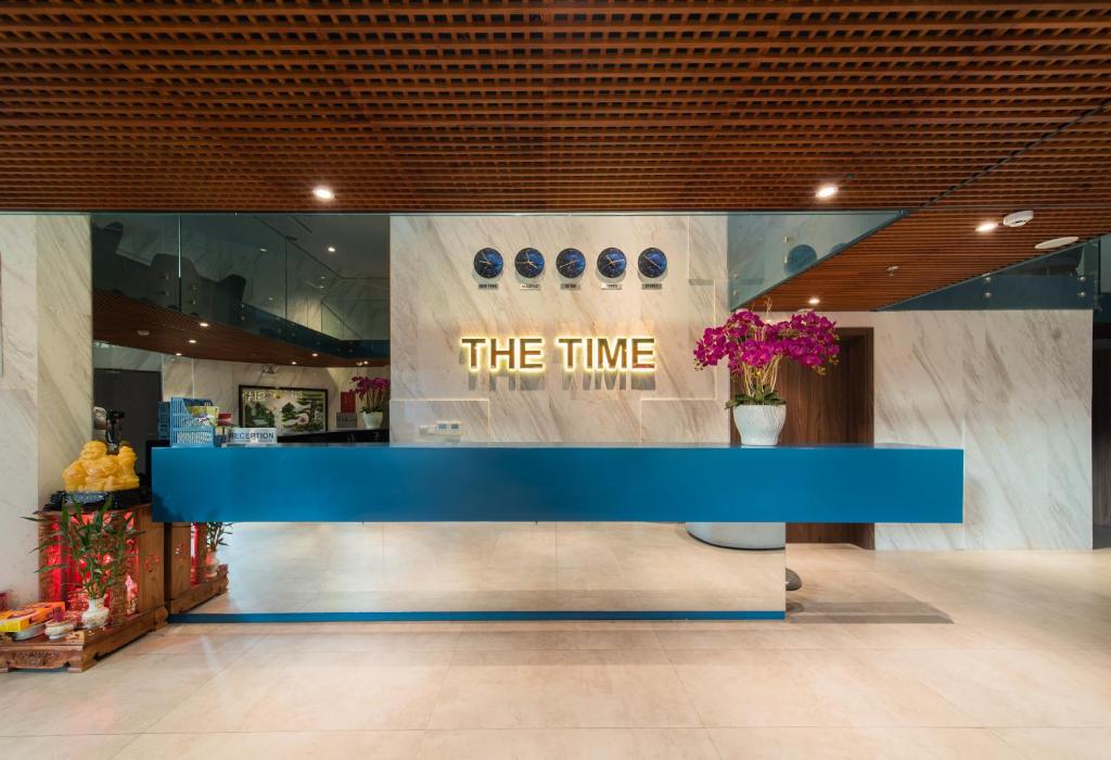 芽庄The Time Hotel的一间商店,上面有蓝色的柜台,上面有时间标志