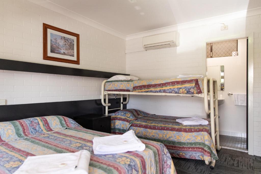 KelsoKelso Hotel的客房设有两张双层床和镜子