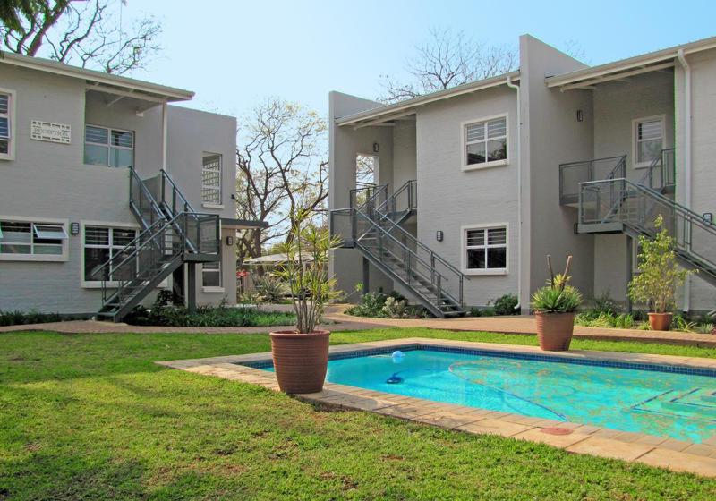 哈博罗内Apartments @ 125的庭院中带游泳池的房子