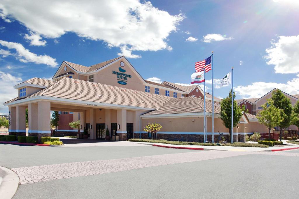 Cordelia JunctionHomewood Suites by Hilton Fairfield-Napa Valley Area的建筑前有两面旗帜的酒店