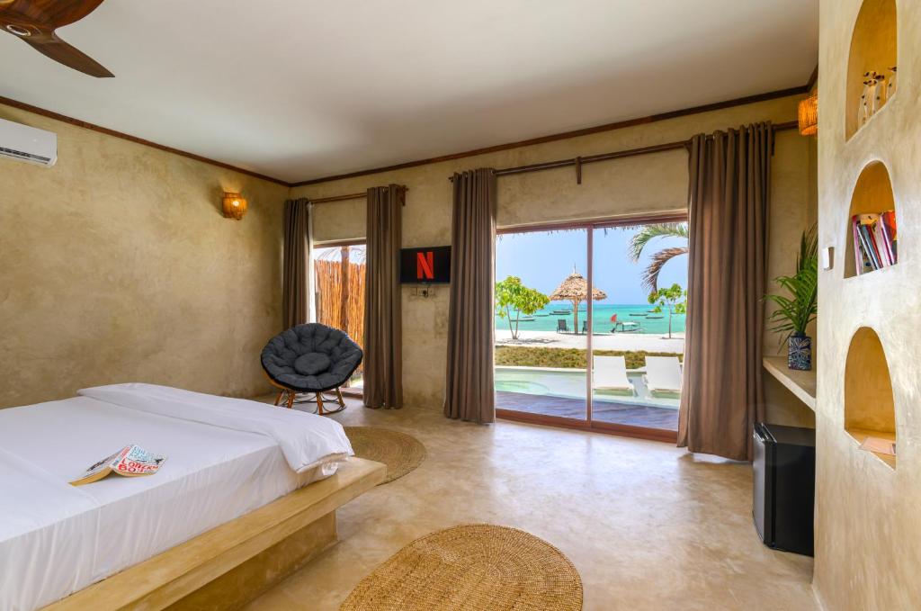 南威Safaya Luxury Villas - Adults only的一间卧室配有一张床,享有海景